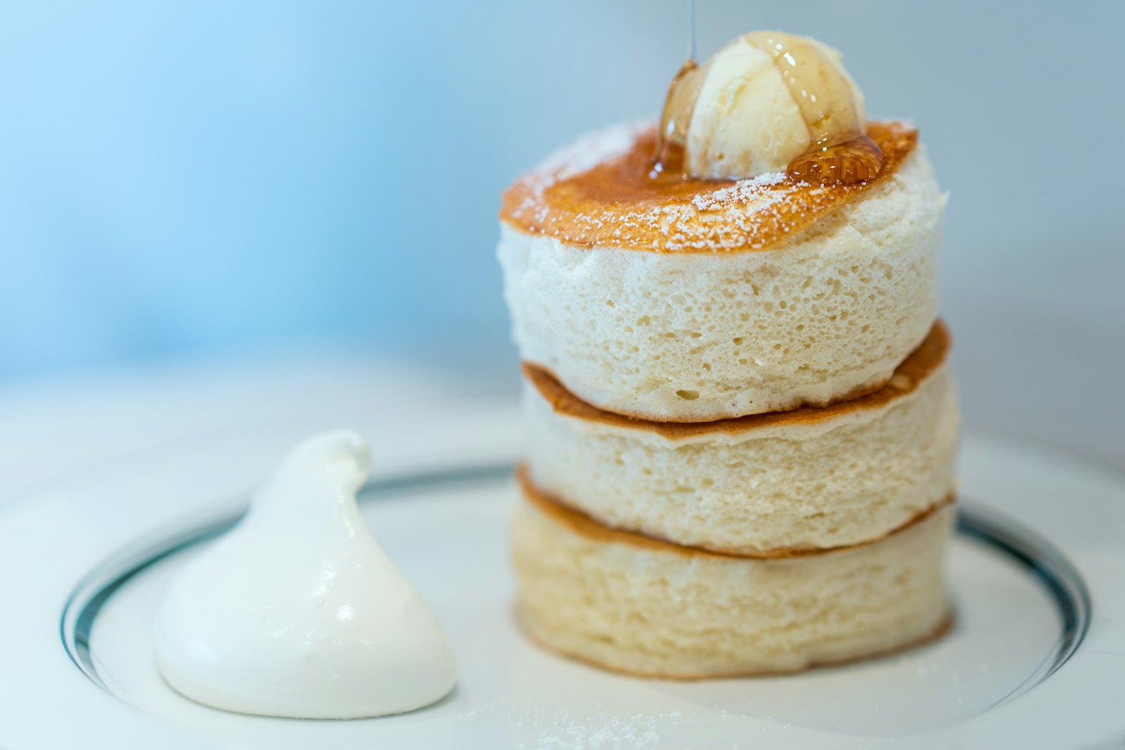 クリームをのせた、厚みのあるふわふわのパンケーキ